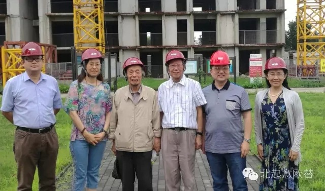 北京市住宅产业化专家委员会技术专家杨嗣信、金鸿祥到顺义马坡住宅联盟示范基地空中造楼机试验现场参观指导，並进行座谈